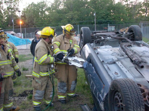 Vehicle Extraction Drill 5-19-08 020.jpg